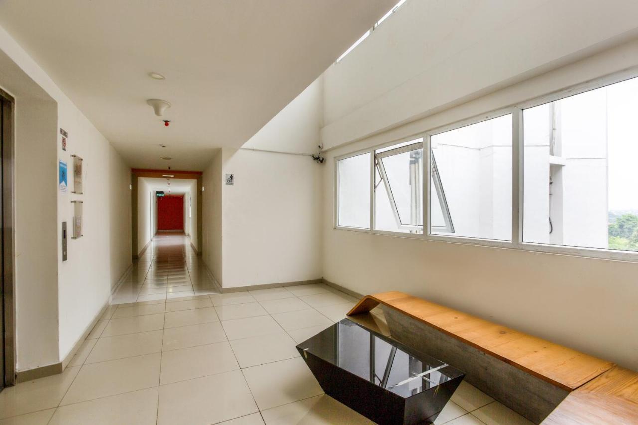 OYO 3247 Afira Rooms Aeropolis Tangerang Exterior foto